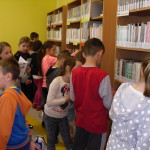 Dzieci przeglądające książki