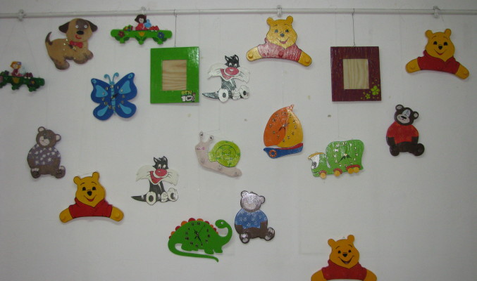 Wystawa zabawek wiszących na ścianie