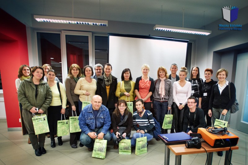 Zdjęcie grupowe rumuńskich bibliotekarzy z pracownikami biblioteki