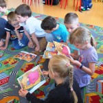 Dzieci oglądające książki Grzegorza Kasdepke