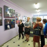 Goście oglądają wystawę