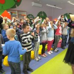 Dzieci powtarzają gesty prowadzących