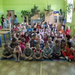 Zdjęcie grupowe dzieci w sali szkolnej