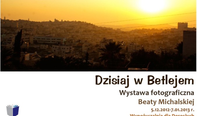 Plakat wystawy "Dzisiaj w Betlejem", na plakacie panorama miasta podczas zachodu słońca