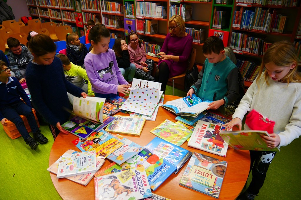 Dzieci przeglądają książki o malarstwie