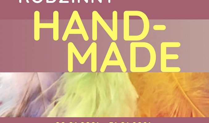 Plakat wystawy Ilony Rachuby, Adama Rachuby i Barbary Tumiel pt. "Rodzinny Hand-Made", w tle kolorowe sznurki i pióra