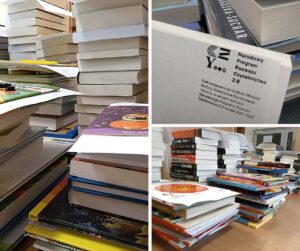 Zdjęcia stosów nowo zakupionych książek ze środków z NPRCz 2.0