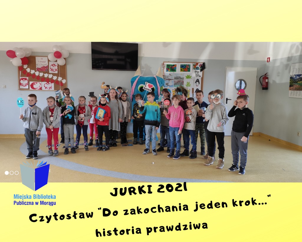 Plansza "Jurki 2021 Czytosław - Do zakochania jeden krok - historia prawdziwa", zdjęcie grupowe dzieci wraz z maskotką Czytosławem