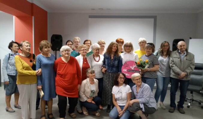 Zdjęcie grpowe autorki z członkami Dyskusyjnego Klubu Książki w Morągu i pracownikami biblioteki