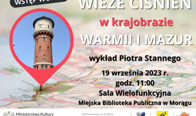 Na plakacie widnieje informacja o wykładzie prowadzonym przez Piotra Stannego, który omawia architekturę i kulturowe znaczenie wież wodnych w regionie Warmii i Mazur. Tło stanowi szczegółowa mapa.