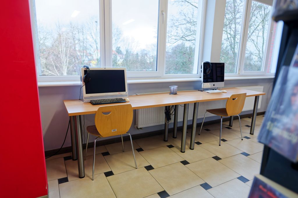 Dział dla Dorosłych, 2 stanowiska komputerowe na stołach pod oknem